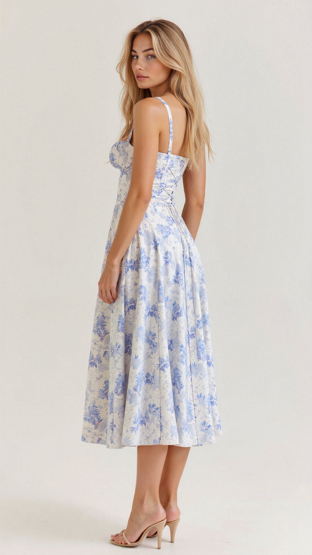 Romantisches Sommerkleid für Damen – Tailliertes Midikleid mit Bustier-Trägern und Schlitz